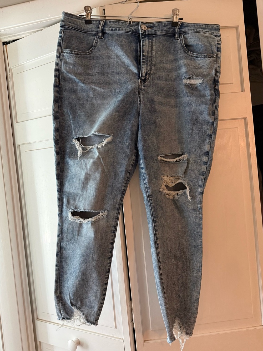 American Eagle Outfitters Women’s Ripped Skinny Jeans in Light Blue Wash